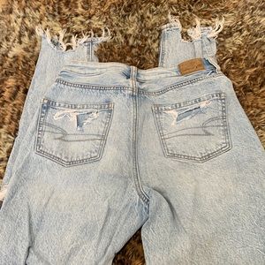 ‼️‼️american eagle ripped mom jeans perfect condition 🤍‼️‼️